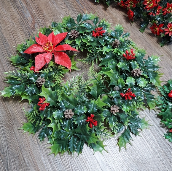 Lot of 5 Vintage MCM Plastic Christmas Wreath Rings and Poinsettia Flowers - Picture 2 of 8